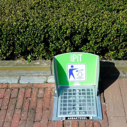 Asbaktegel Junior 30x30cm 22 Een tegel asbak is en blijft een handig en duurzaam alternatief voor de reguliere buiten asbakken